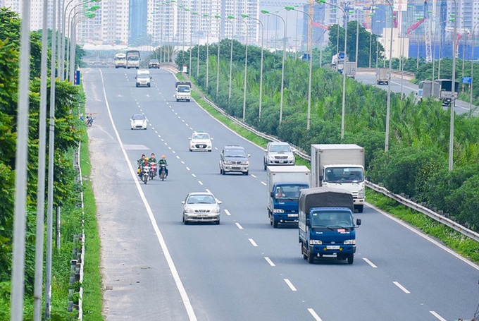 Motorbike drivers risk their lives on Hanoi highway - 8