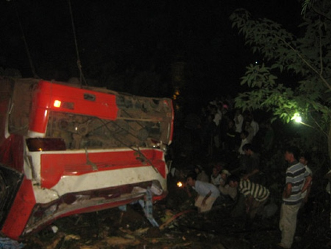 Bus accident kills over 30 - 1