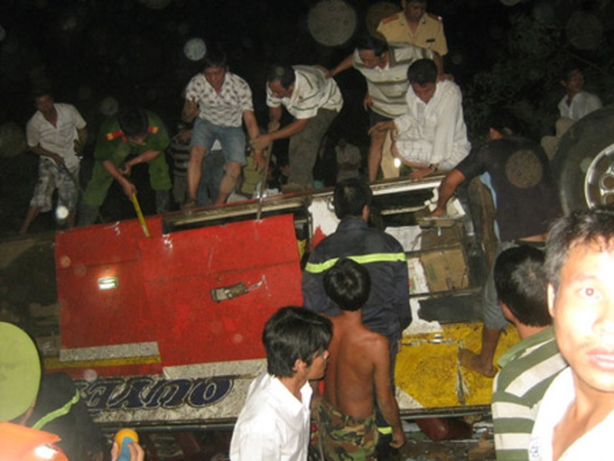 Bus accident kills over 30 - 2