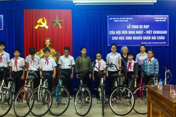 Japan-Vietnam Friendship Association donates bicycles to poor kids - 1