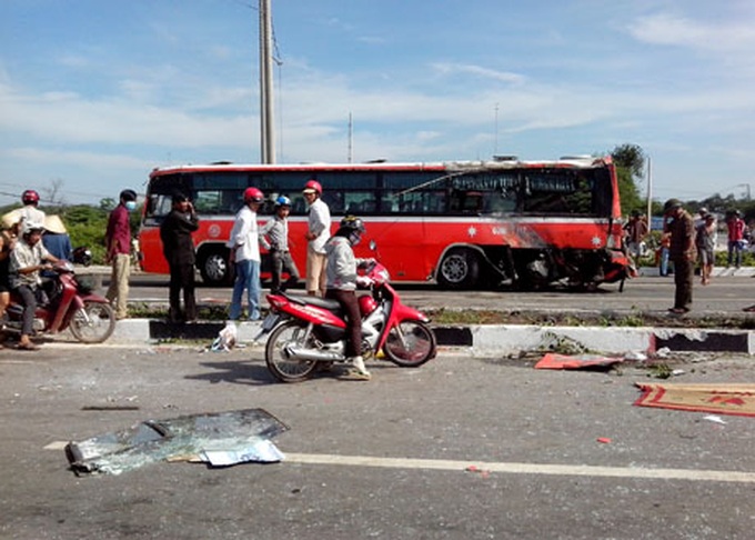 Bus crash kills two and injures 70 - 1