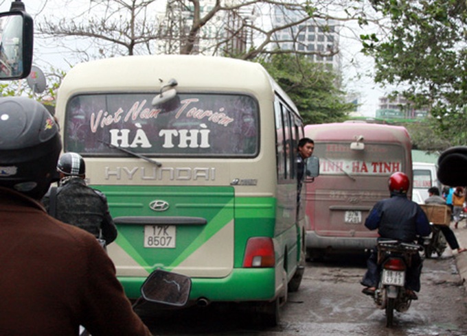 Illegal buses becoming a problem in Hanoi - 2