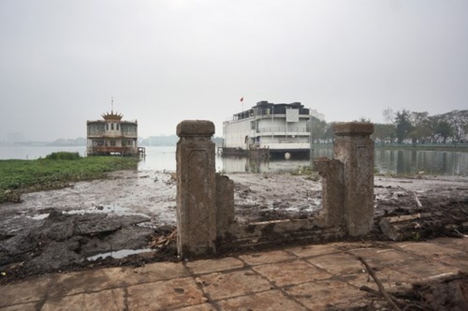 West Lake covered with rubbish after floating restaurants dismantled - 4