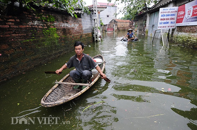Residents in Hanoi’s flooded areas receive donations - 8 Residents in Hanoi’s flooded areas receive donations - 8
