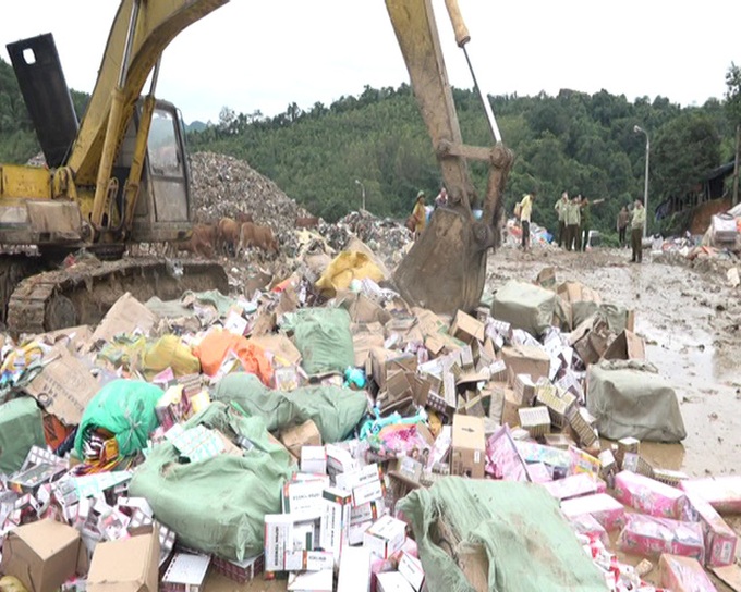 Nearly VND5bn of smuggled goods destroyed in Lang Son - 1