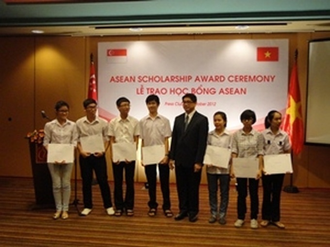Singapore offers ASEAN scholarships to Vietnamese pupils - 1