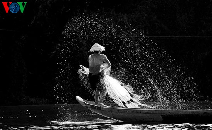 Livelihood dancing on Nhu Y River - 2