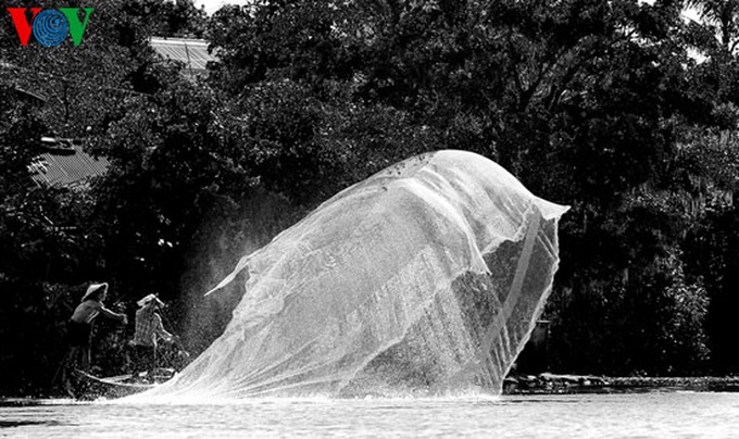 Livelihood dancing on Nhu Y River - 4