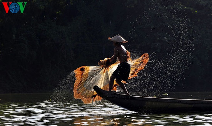 Livelihood dancing on Nhu Y River - 5