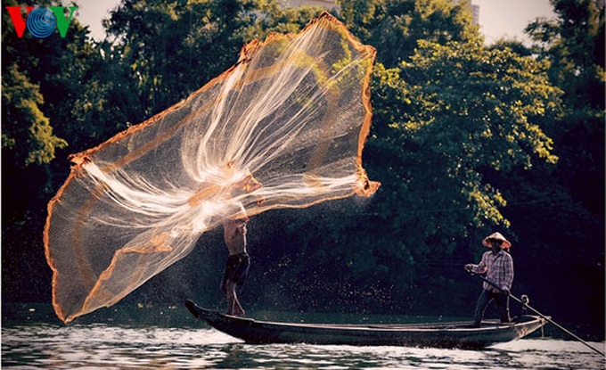 Livelihood dancing on Nhu Y River - 7