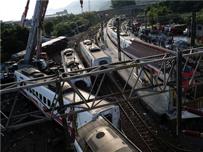 Taiwan investigates train crash that killed 18 - 1