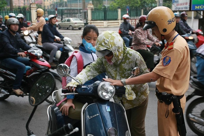 Hanoi police start clamping down on children helmet rules - 4 Hanoi police start clamping down on children helmet rules - 4