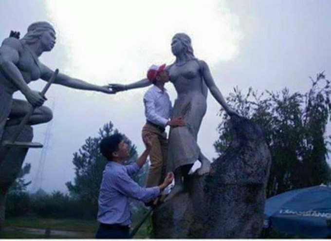 Official reprimanded for statue breast kiss - 1 Official reprimanded for statue breast kiss - 1
