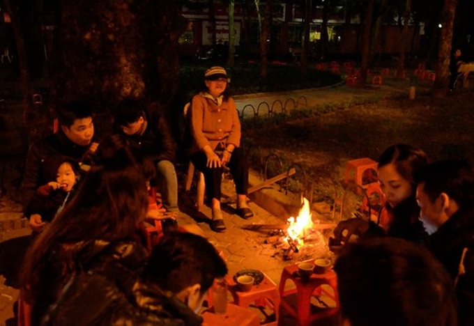 Fires break out in Hanoi streets, to warm night workers as winter cold bites - 9