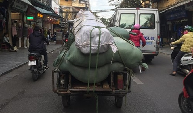 Hanoi tackles overloaded vehicles as Tet nears - 10