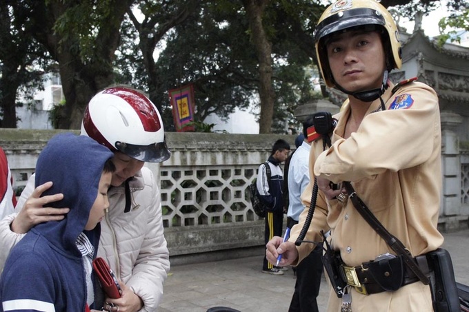 Hanoi police start clamping down on children helmet rules - 8 Hanoi police start clamping down on children helmet rules - 8