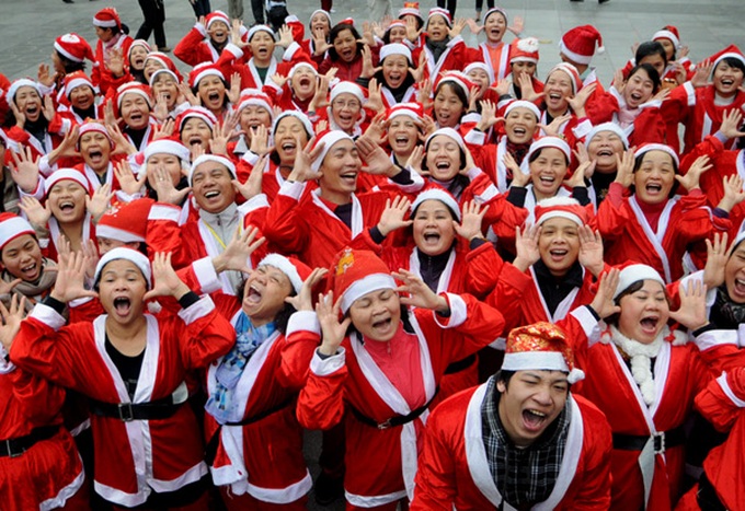 200 Santa Clauses welcome Christmas in Hanoi - 1