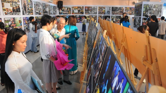 Artist honors 300 renowned faces by photos - 1 Artist honors 300 renowned faces by photos - 1