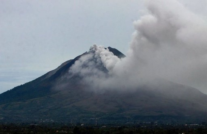 Indonesian volcano erupts forcing 6,000 to flee - 1