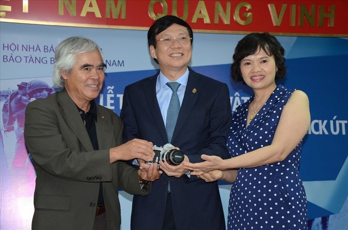 Napalm Girl photographer Nick Ut donates items to Vietnam Press Museum - 1