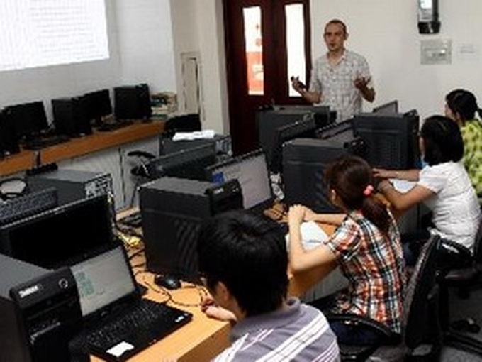 French group helps train hi-tech engineers in Vietnam - 1
