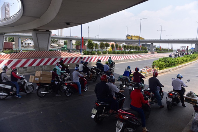 Blazingly hot weather in HCM City - 2