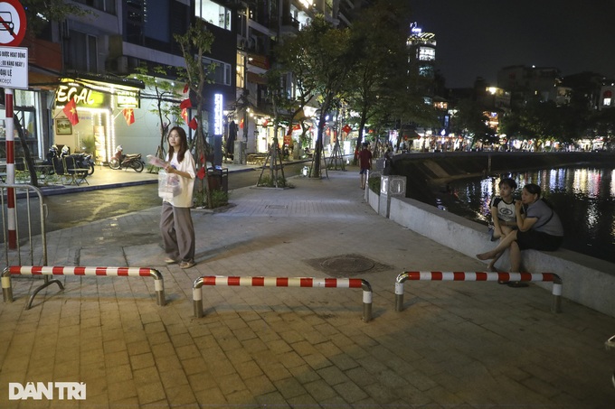 Hanoi's newly-opened pedestrian street attracts few visitors - 6