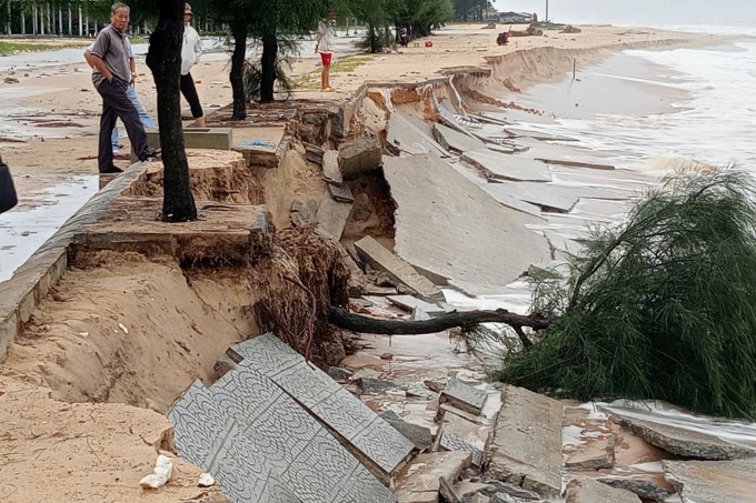 Thua Thien-Hue beach faces serious erosion following heavy rain - 2 Thua Thien-Hue beach faces serious erosion following heavy rain - 2
