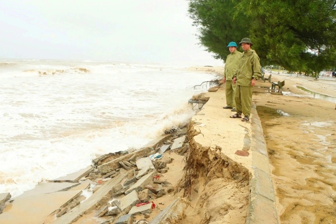 Thua Thien-Hue beach faces serious erosion following heavy rain - 1 Thua Thien-Hue beach faces serious erosion following heavy rain - 1