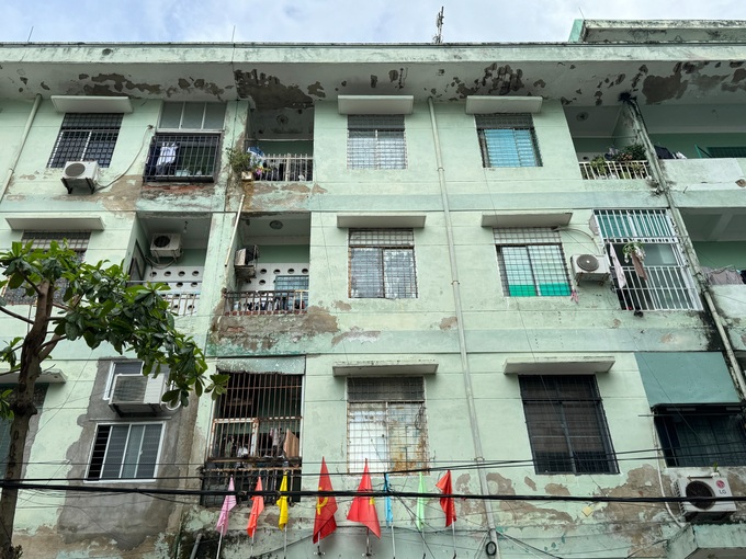 Danang residents worry about safety in deteriorating apartment building - 1