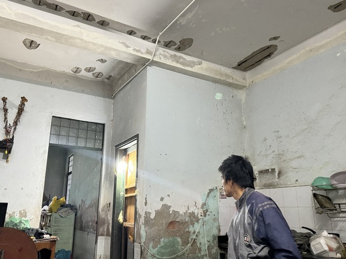 Danang residents worry about safety in deteriorating apartment building - 2