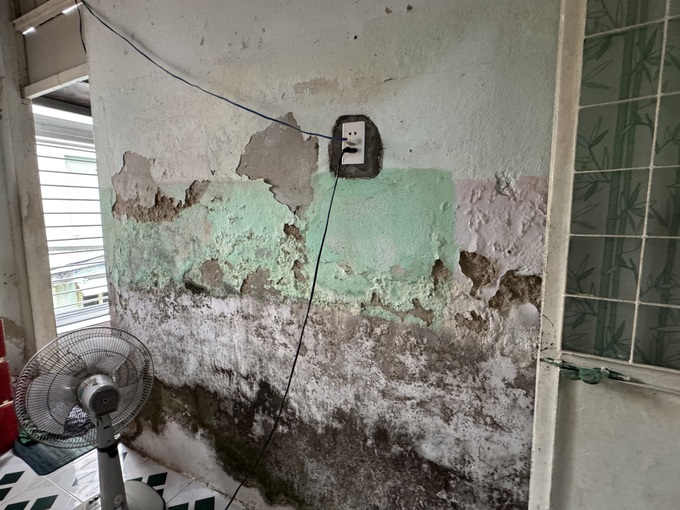 Danang residents worry about safety in deteriorating apartment building - 4