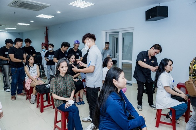 Hospital staff donate hair to patients - 1