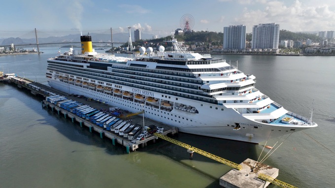 Cruise ship brings thousands of tourists to Ha Long - 1 Cruise ship brings thousands of tourists to Ha Long - 1