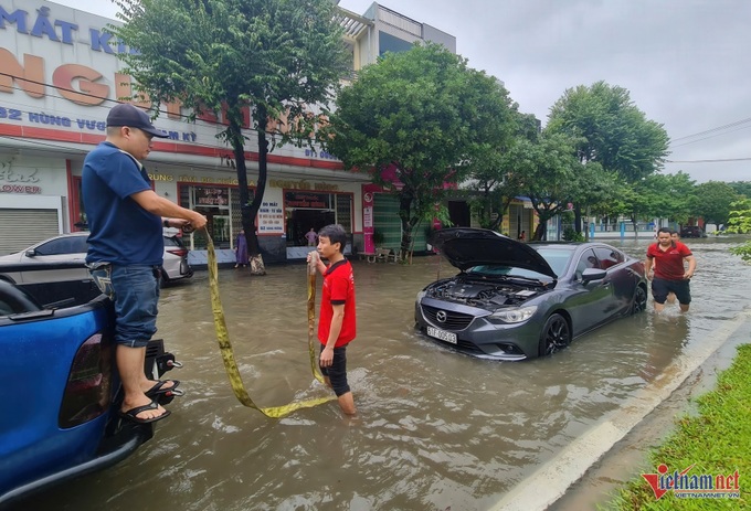 Heavy rain submerges many streets in central localities - 3 Heavy rain submerges many streets in central localities - 3