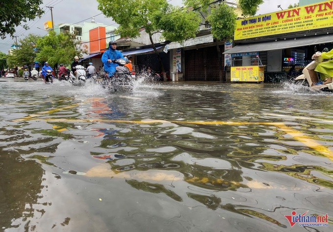 Heavy rain submerges many streets in central localities - 2 Heavy rain submerges many streets in central localities - 2