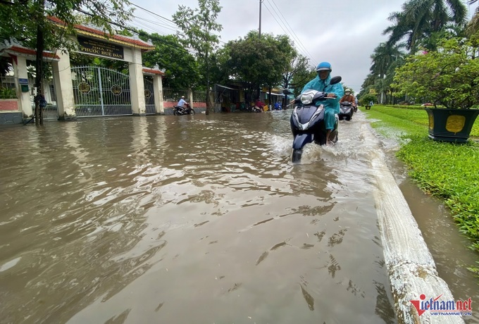 Heavy rain submerges many streets in central localities - 1 Heavy rain submerges many streets in central localities - 1