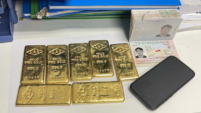 Man found carrying seven kilos of suspected gold on Hong Kong flight - 1 Man found carrying seven kilos of suspected gold on Hong Kong flight - 1