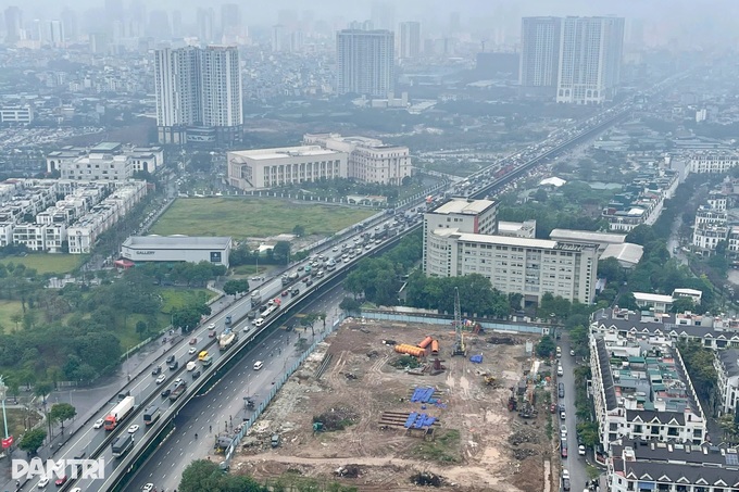 Hanoi police brave cold rain to ease Tet traffic jams - 3 Hanoi police brave cold rain to ease Tet traffic jams - 3