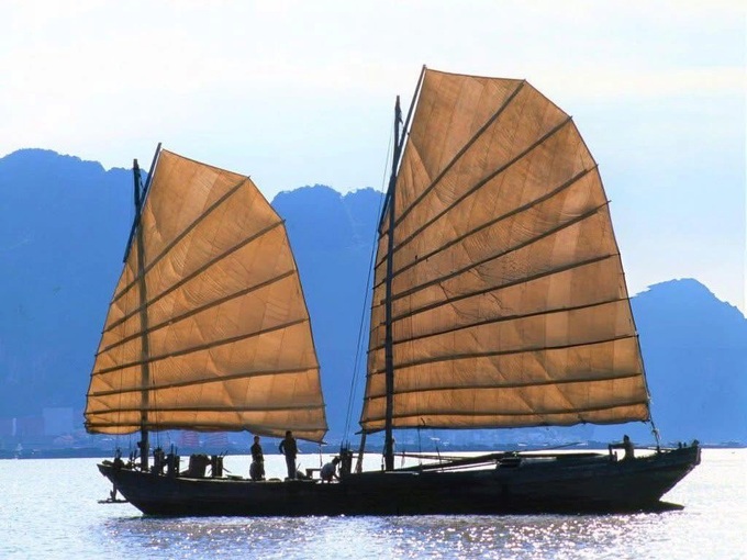 Red-sailed boats turn heads on Ha Long Bay - 3