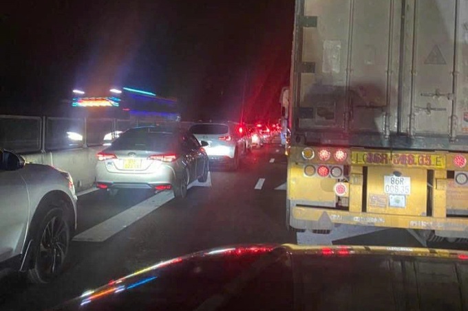 Dong Nai expressways congested as Tet travel begins - 2