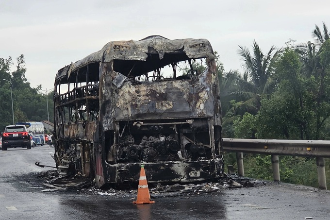 Coach carrying 34 people catches fire in Dak Lak - 2