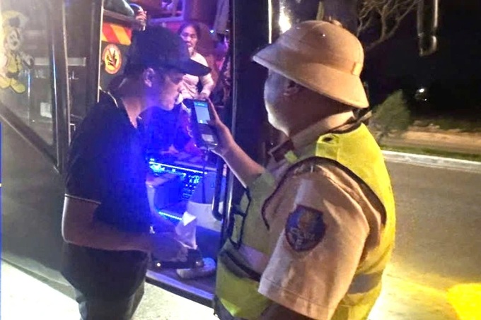 Police fine 38-seat coach for carrying 53 passengers - 1