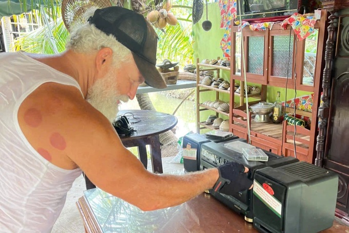 Vietnamese man invites foreign cyclist home in viral video - 2