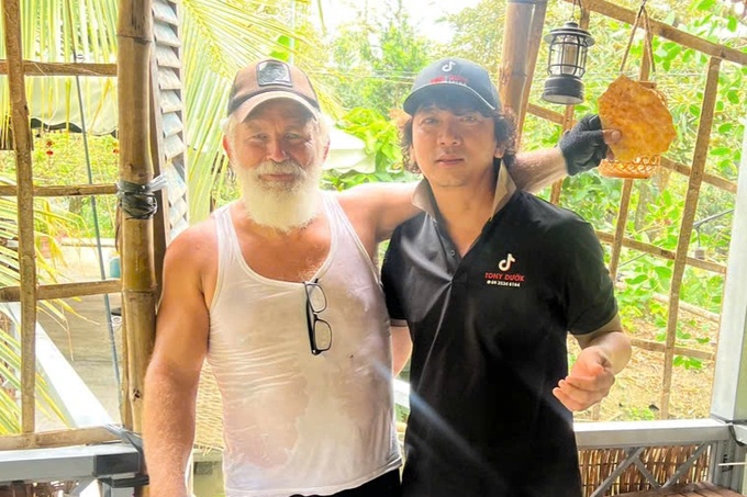 Vietnamese man invites foreign cyclist home in viral video - 1