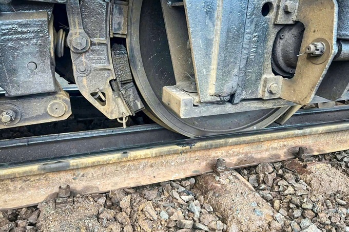 Freight train derails on Hai Van Pass, rail line damaged - 2