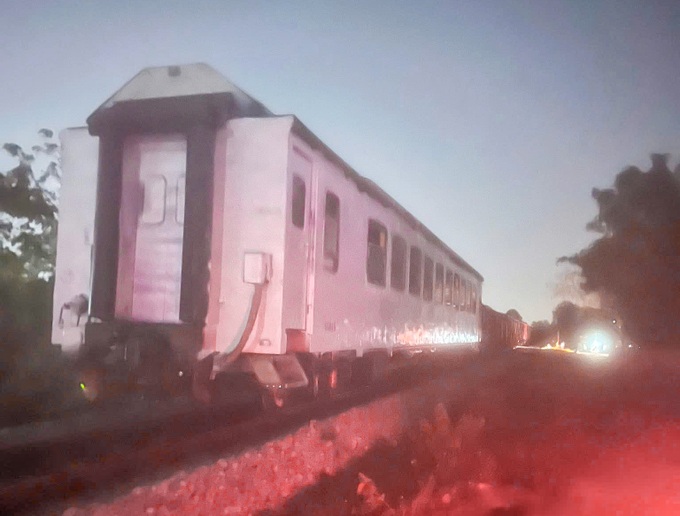 Car hit by train, pushed into ditch in Hanoi - 2