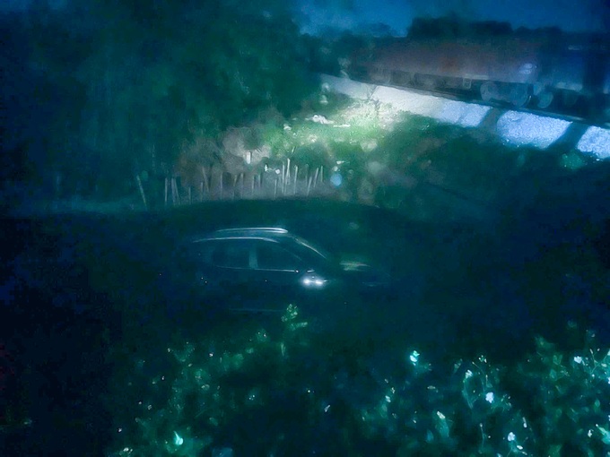 Car hit by train, pushed into ditch in Hanoi - 1