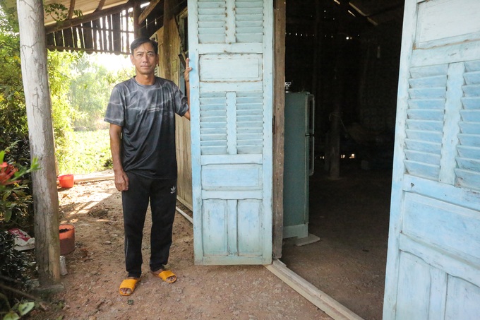 Ill father watches children study in dilapidated Tay Ninh home - 2