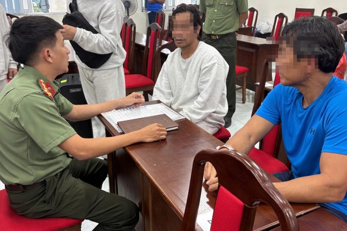 Khanh Hoa police receive two deported from US - 1 Khanh Hoa police receive two deported from US - 1
